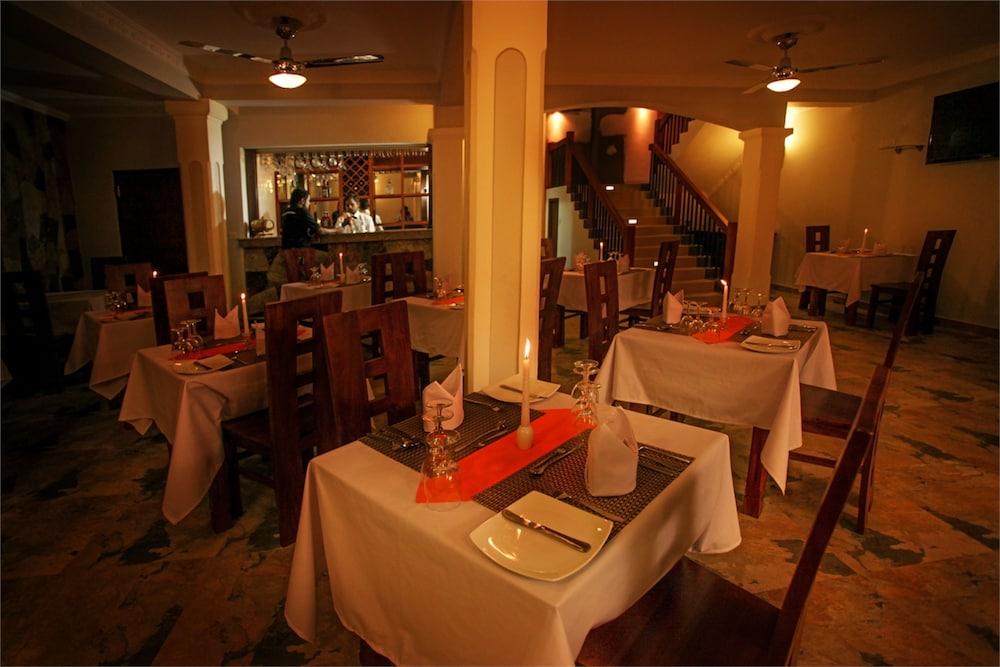 Hotel Travellers Nest Kandy Exterior photo