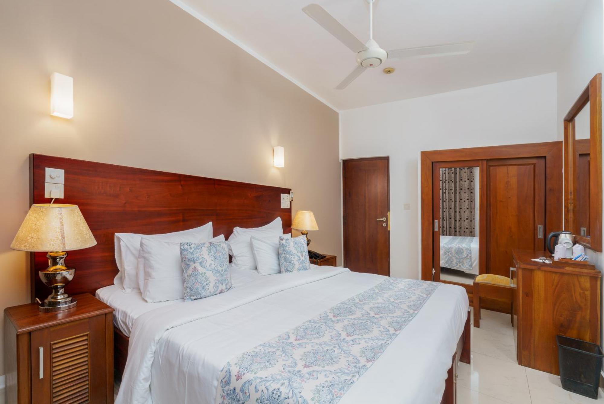 Hotel Travellers Nest Kandy Exterior photo