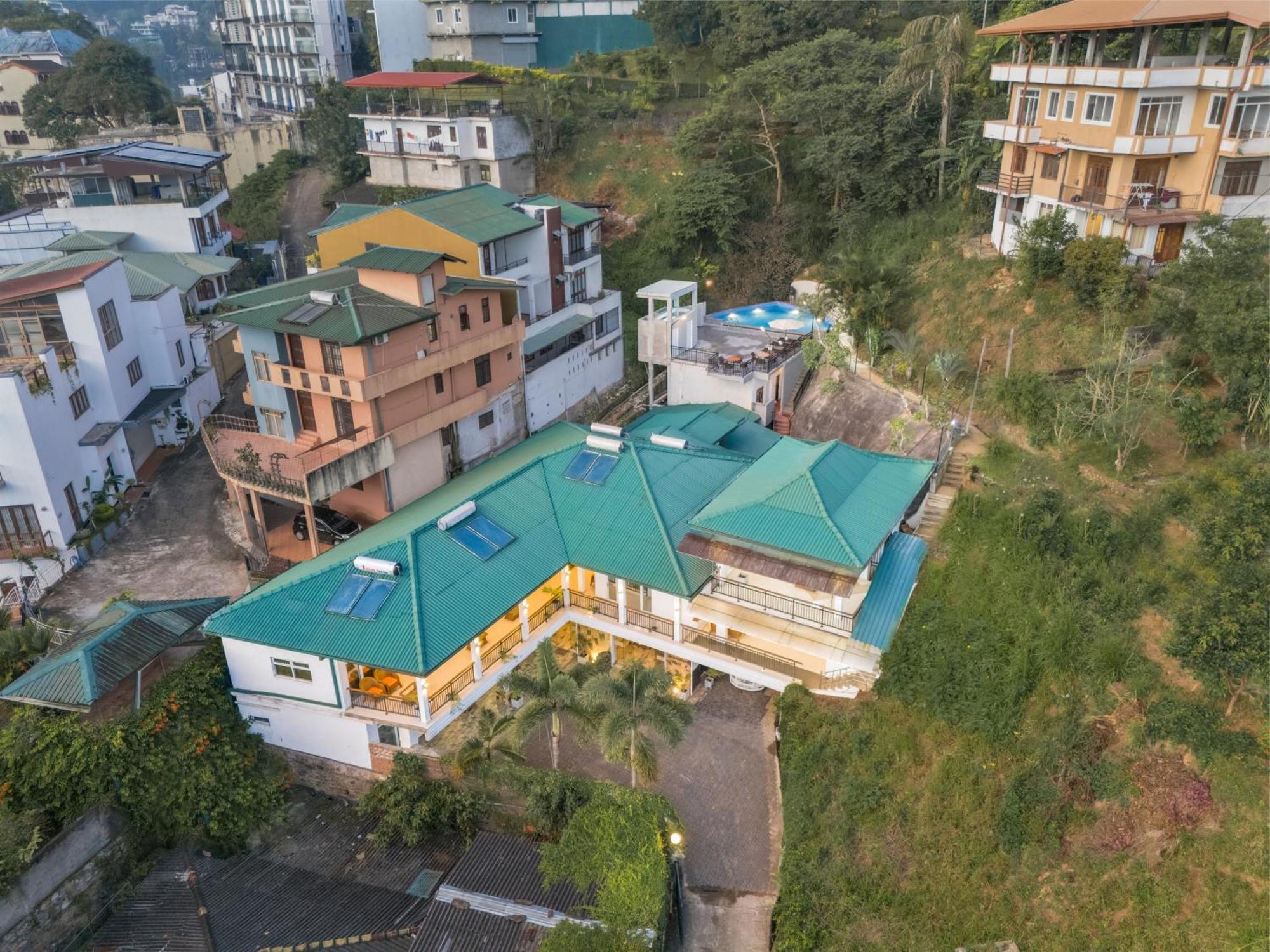 Hotel Travellers Nest Kandy Exterior photo
