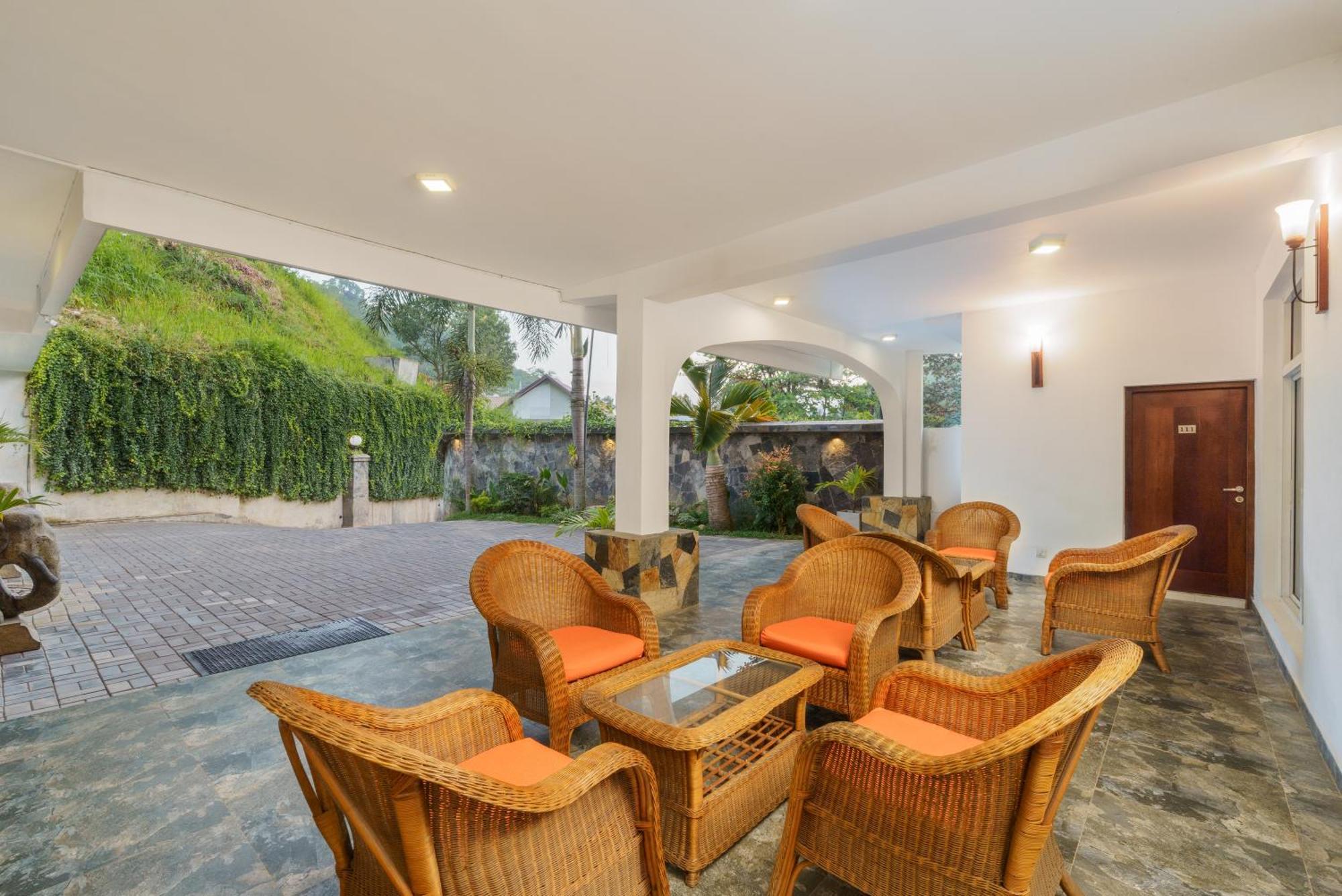 Hotel Travellers Nest Kandy Exterior photo