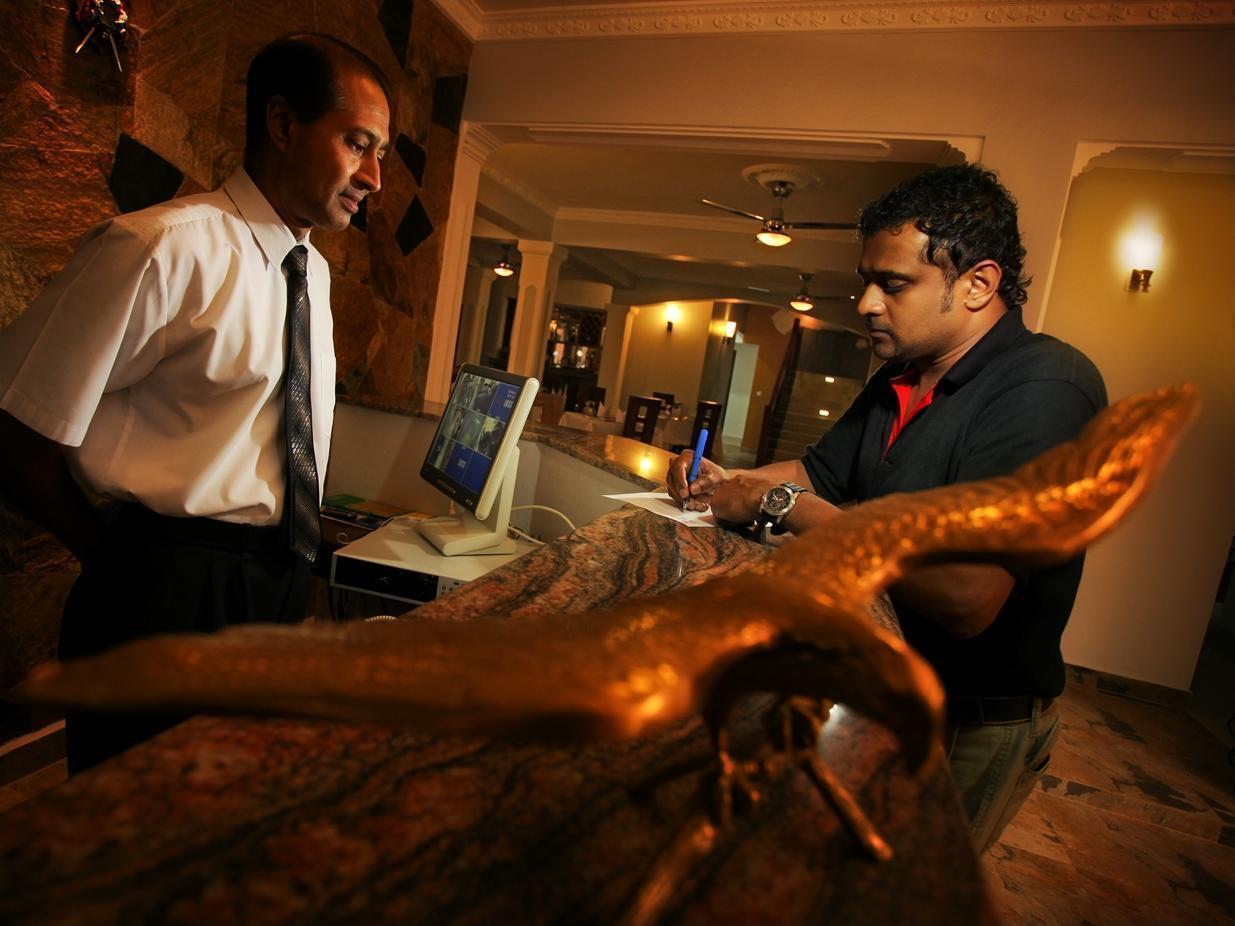 Hotel Travellers Nest Kandy Exterior photo