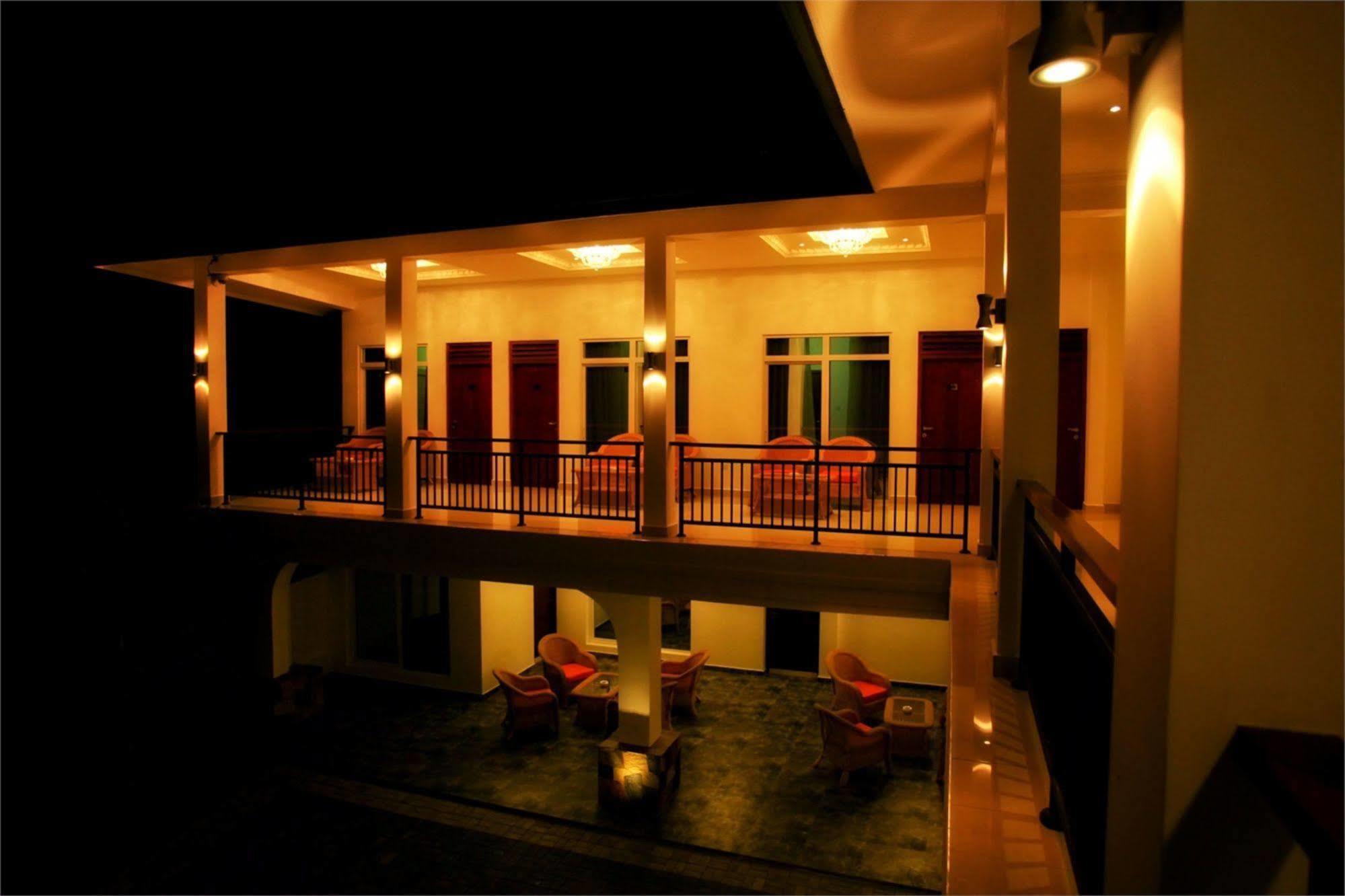 Hotel Travellers Nest Kandy Exterior photo