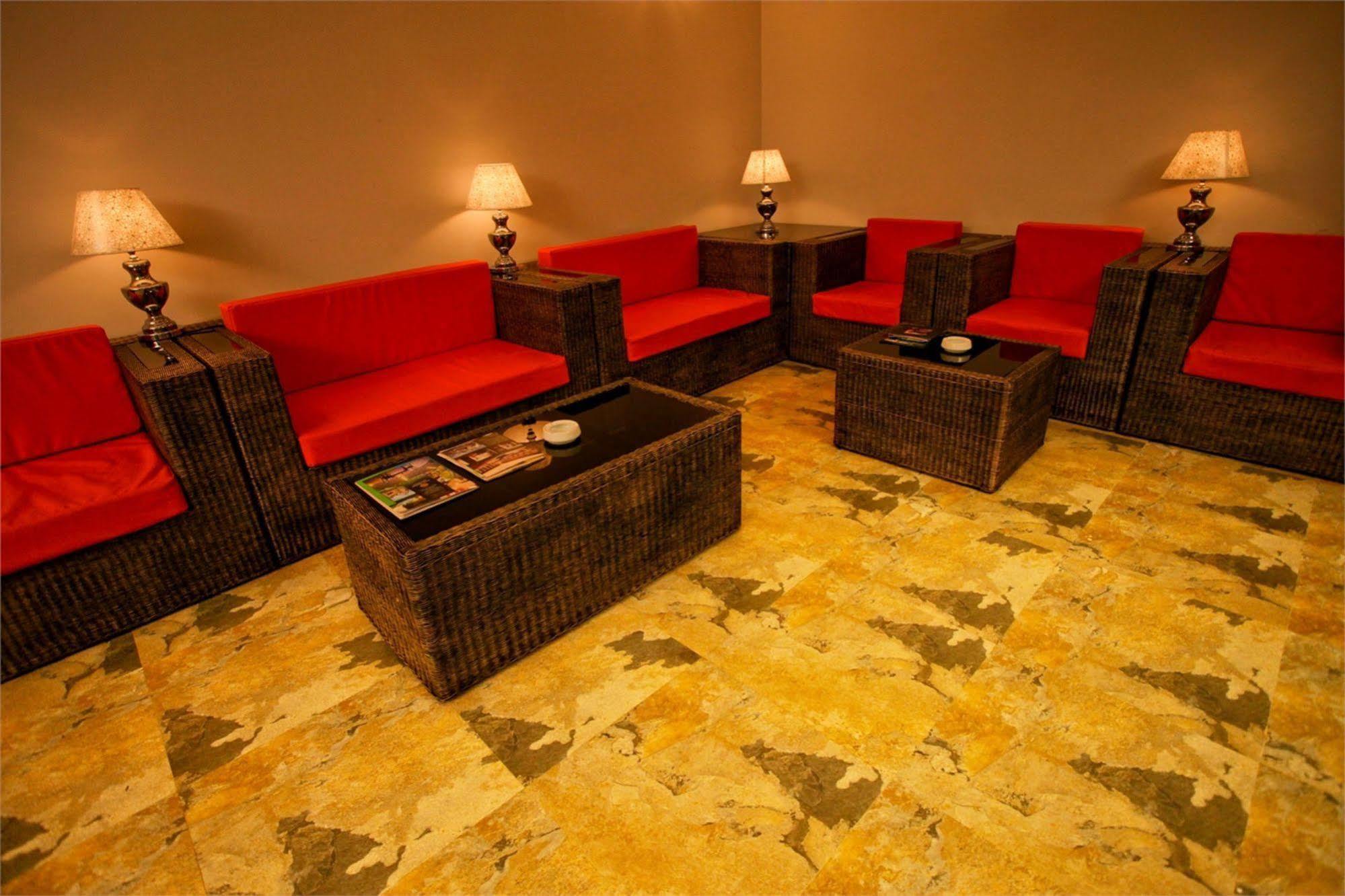 Hotel Travellers Nest Kandy Exterior photo