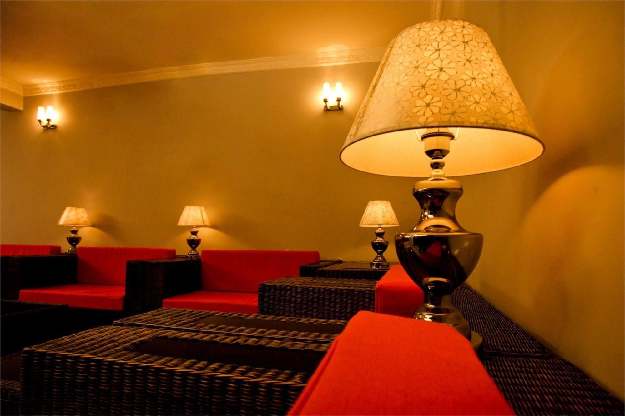 Hotel Travellers Nest Kandy Exterior photo