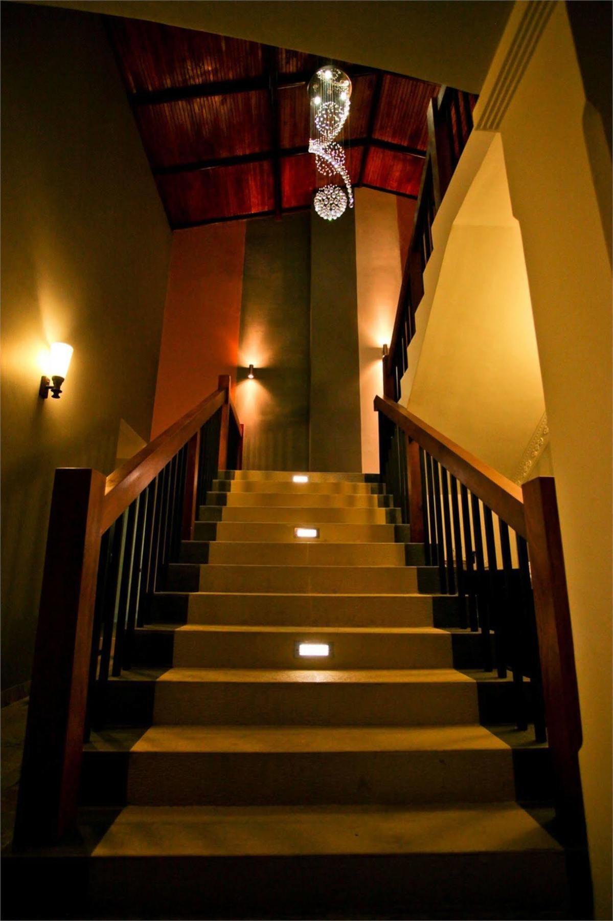 Hotel Travellers Nest Kandy Exterior photo