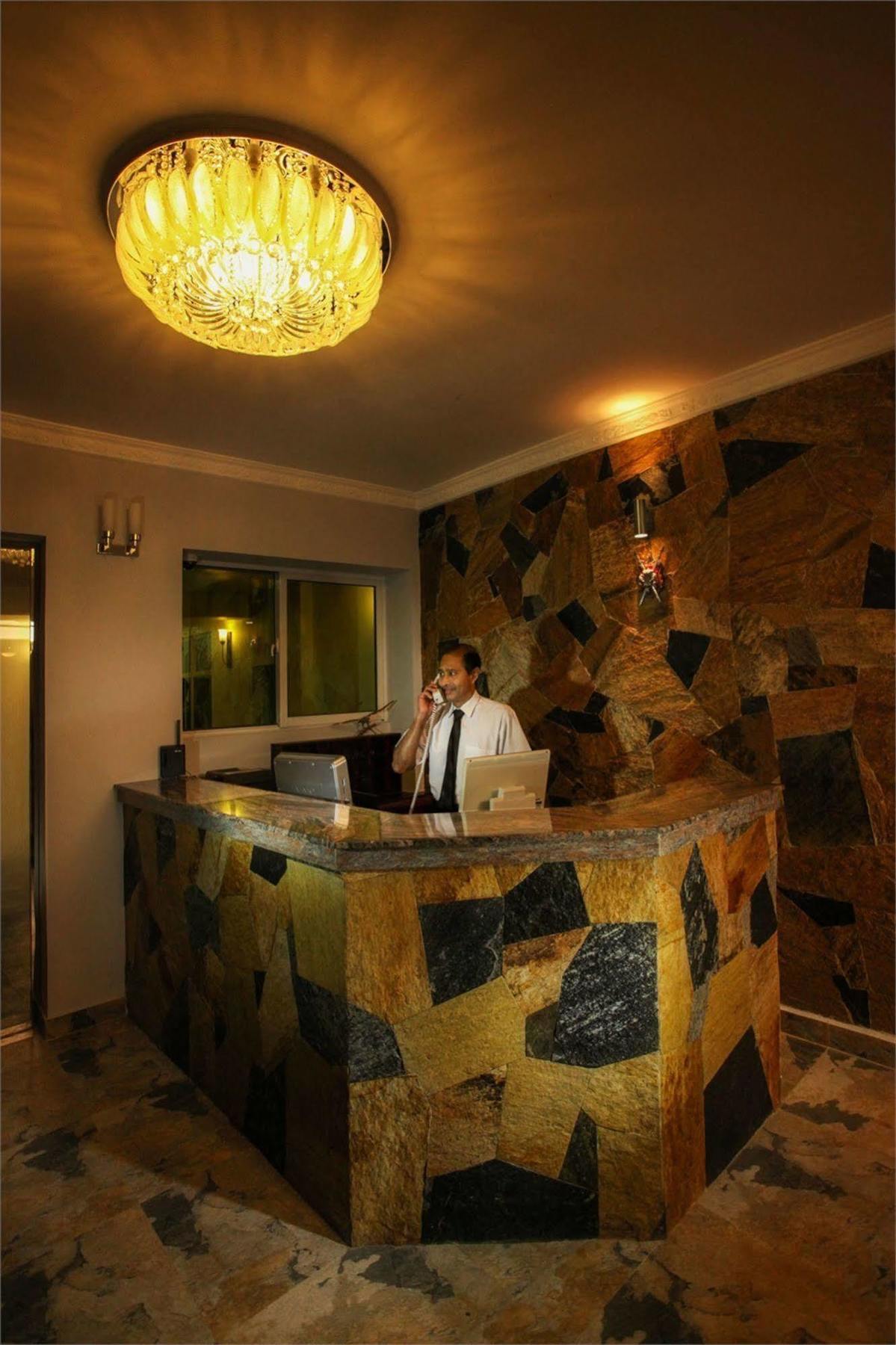 Hotel Travellers Nest Kandy Exterior photo