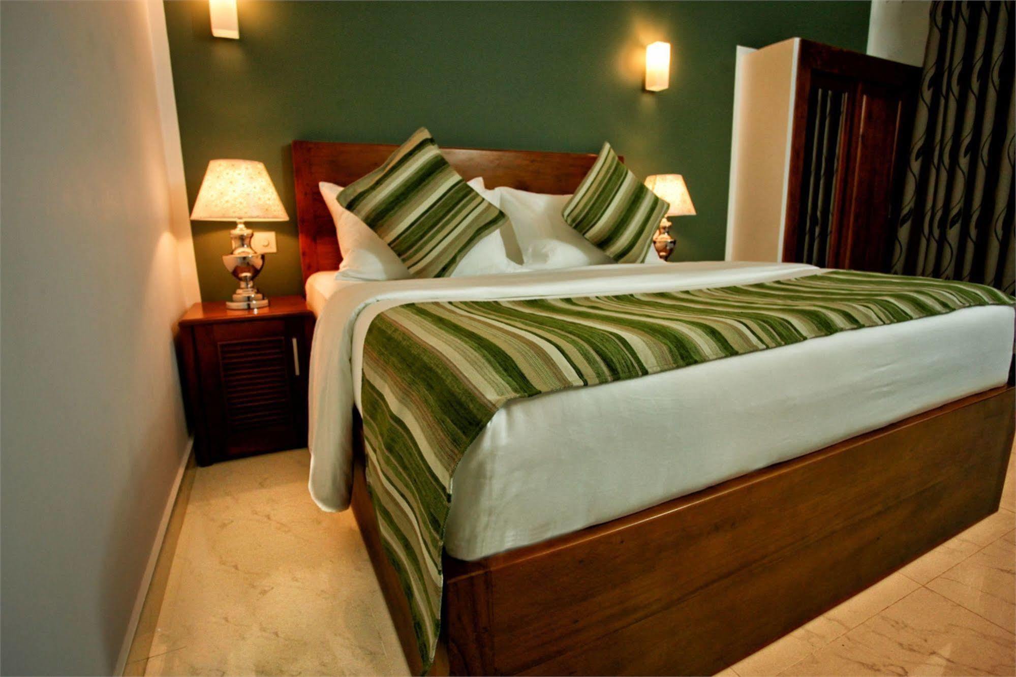 Hotel Travellers Nest Kandy Exterior photo