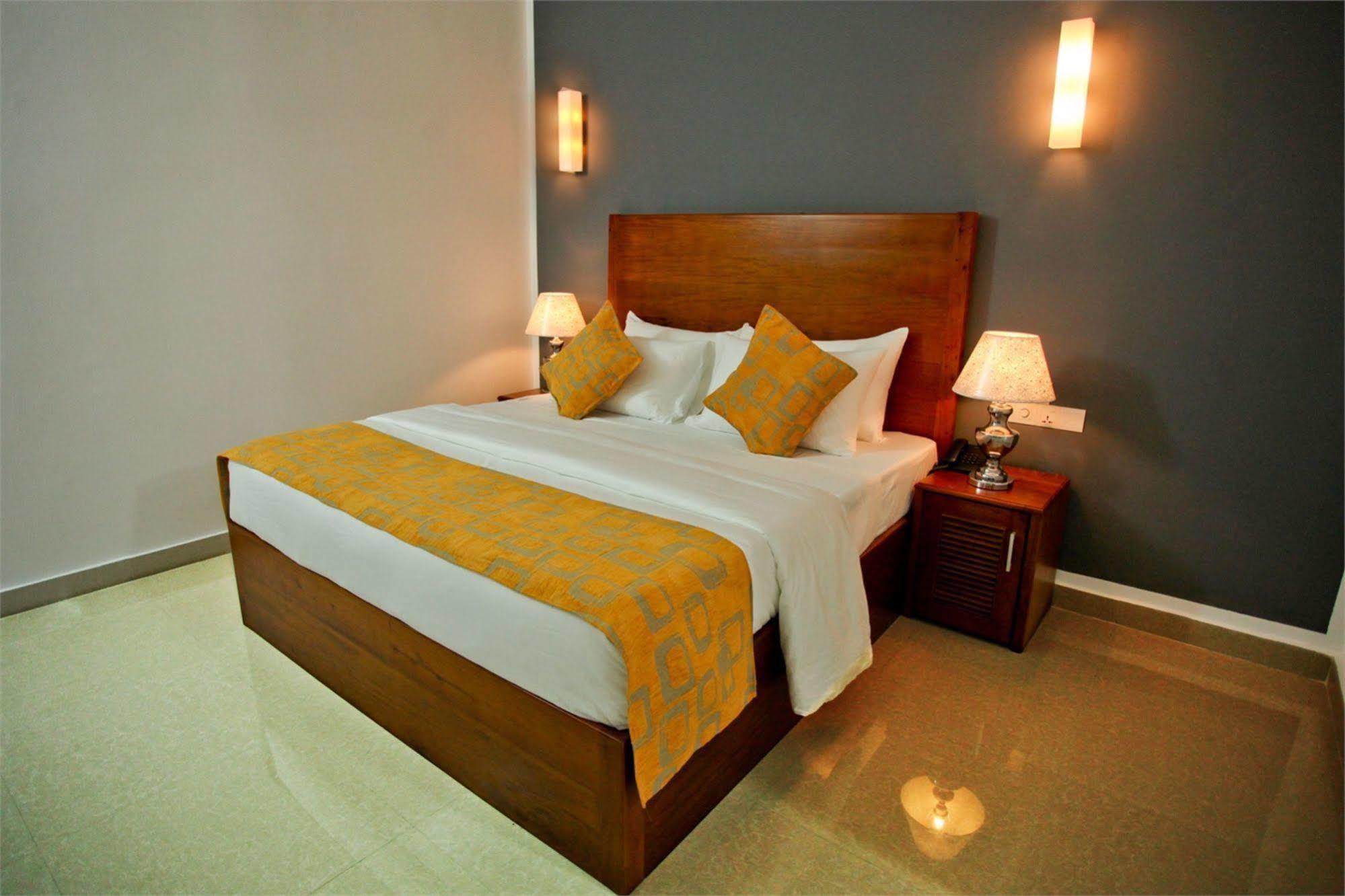 Hotel Travellers Nest Kandy Exterior photo