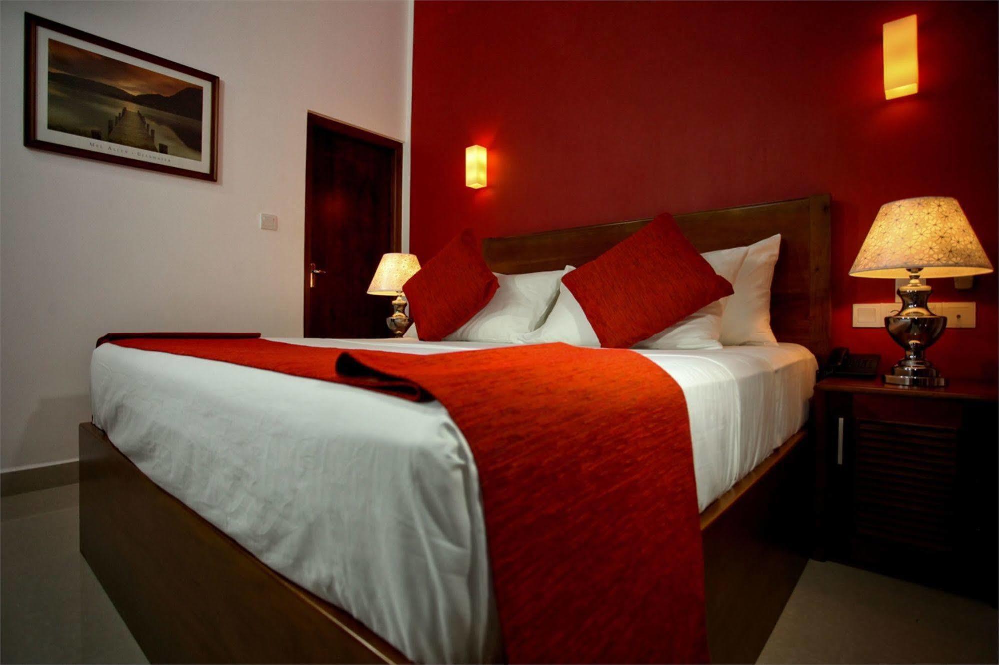 Hotel Travellers Nest Kandy Exterior photo
